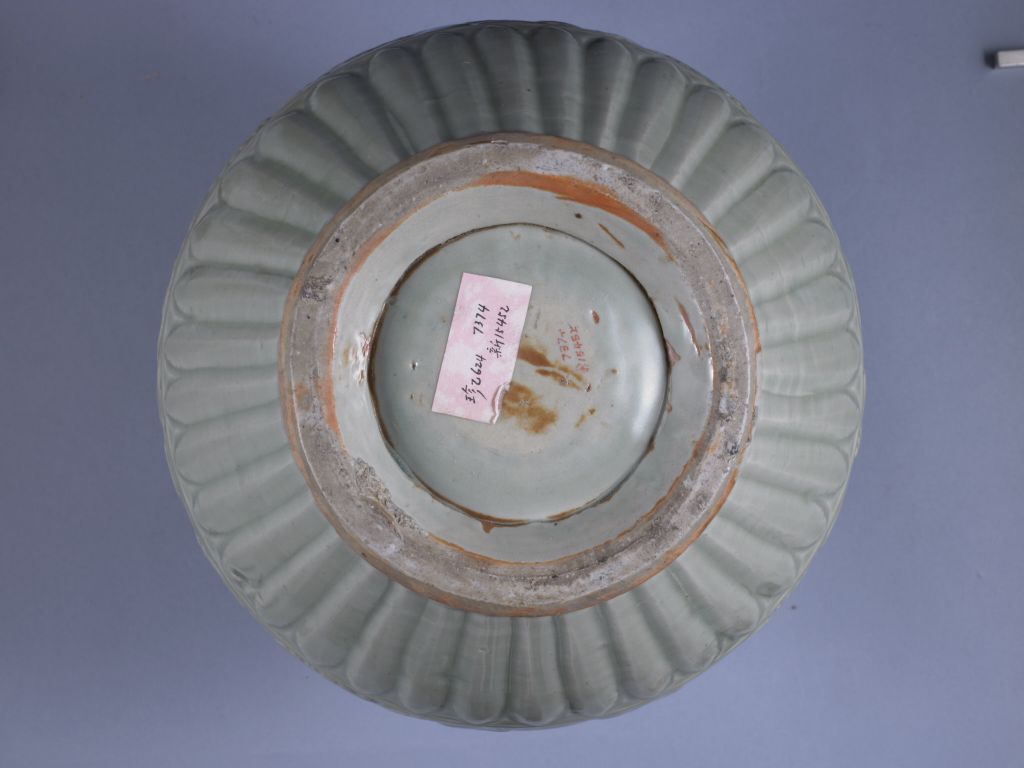 中国龍泉窯青磁刻花卉文盃CR6947E